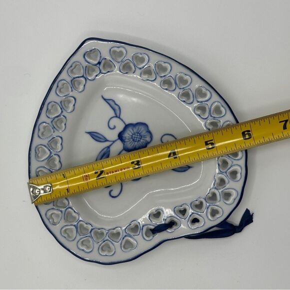 Set of 2 Blue & White Porcelain Hanging Plates - Floral Design - Picture 13 of 14